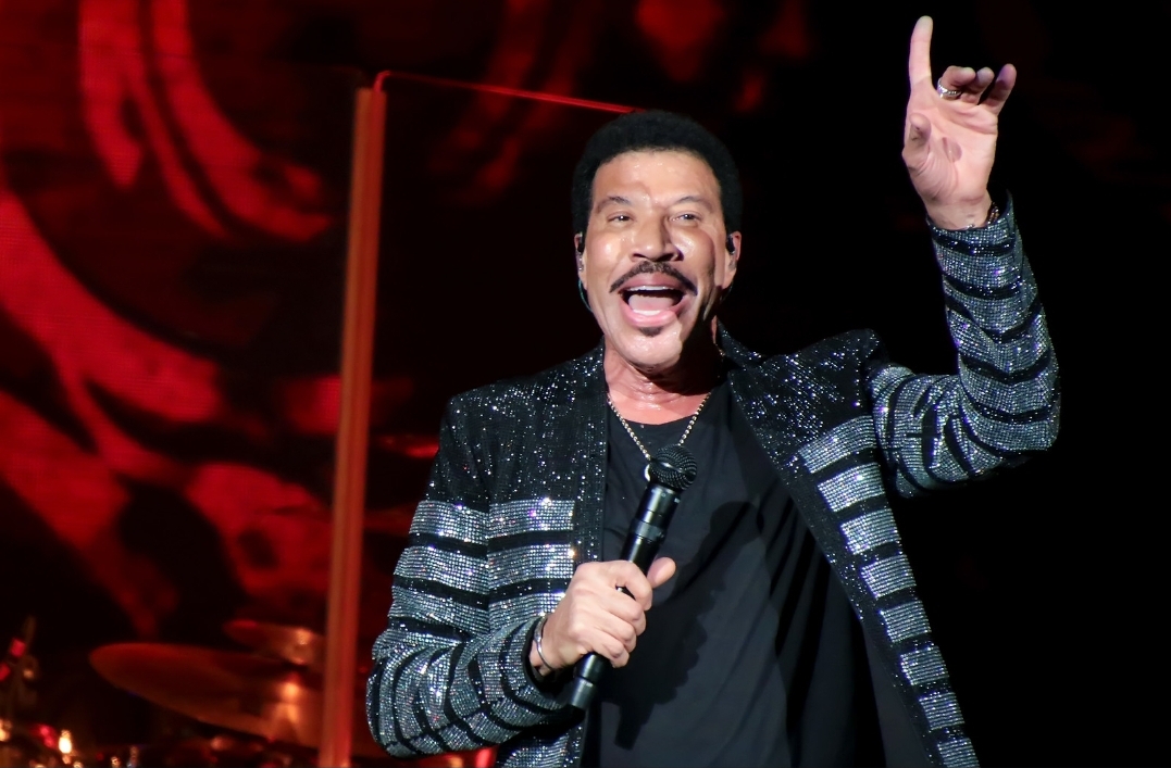 Lionel Richie Has Them “Dancing On The Ceiling” And In The Aisles ...