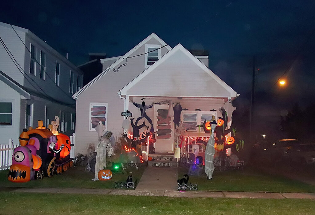 Halloween house contest show