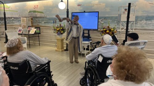 Seashore Gardens seniors celebrate High Holidays