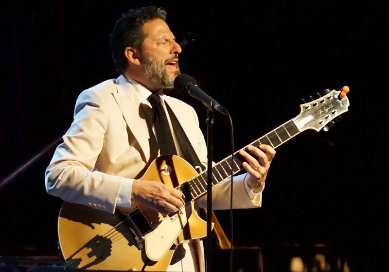 John Pizzarelli: A natural-born swinger