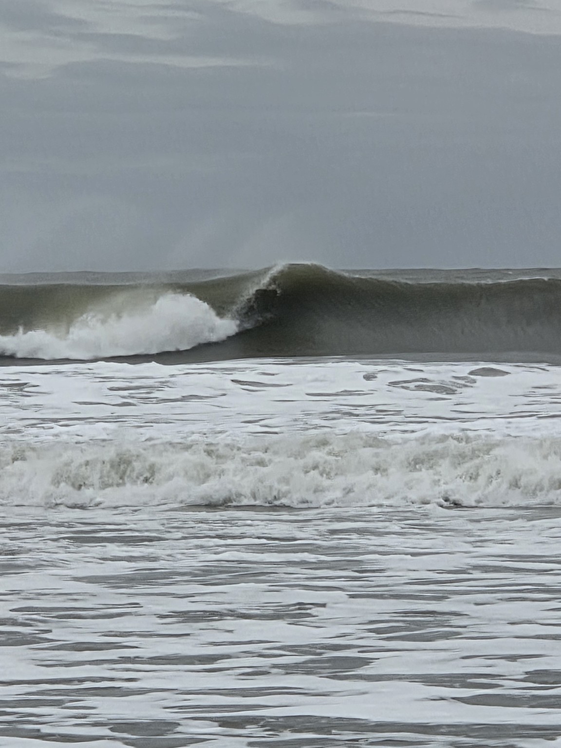 Large breaking waves during the approaching nor’easter